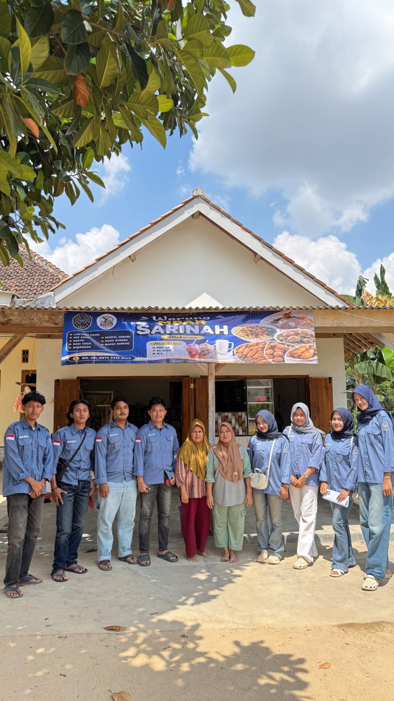 Mahasiswa KKN Universitas Muhammadiyah Metro Dukung Digitalisasi UMKM melalui Pembuatan QRIS dan Banner Usaha di Tiyuh Balam Jaya